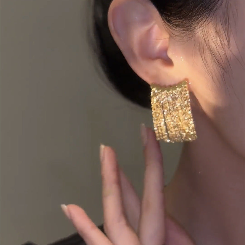 Long earrings with curved bar and tassel