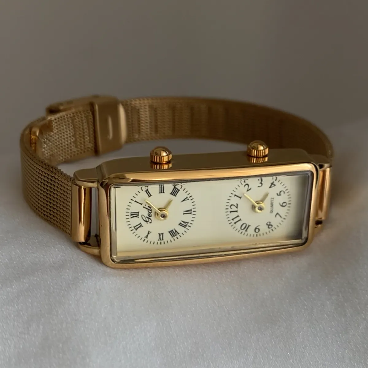 Gold Mesh Strap Quartz Timepiece – Dual Dial Design for Women