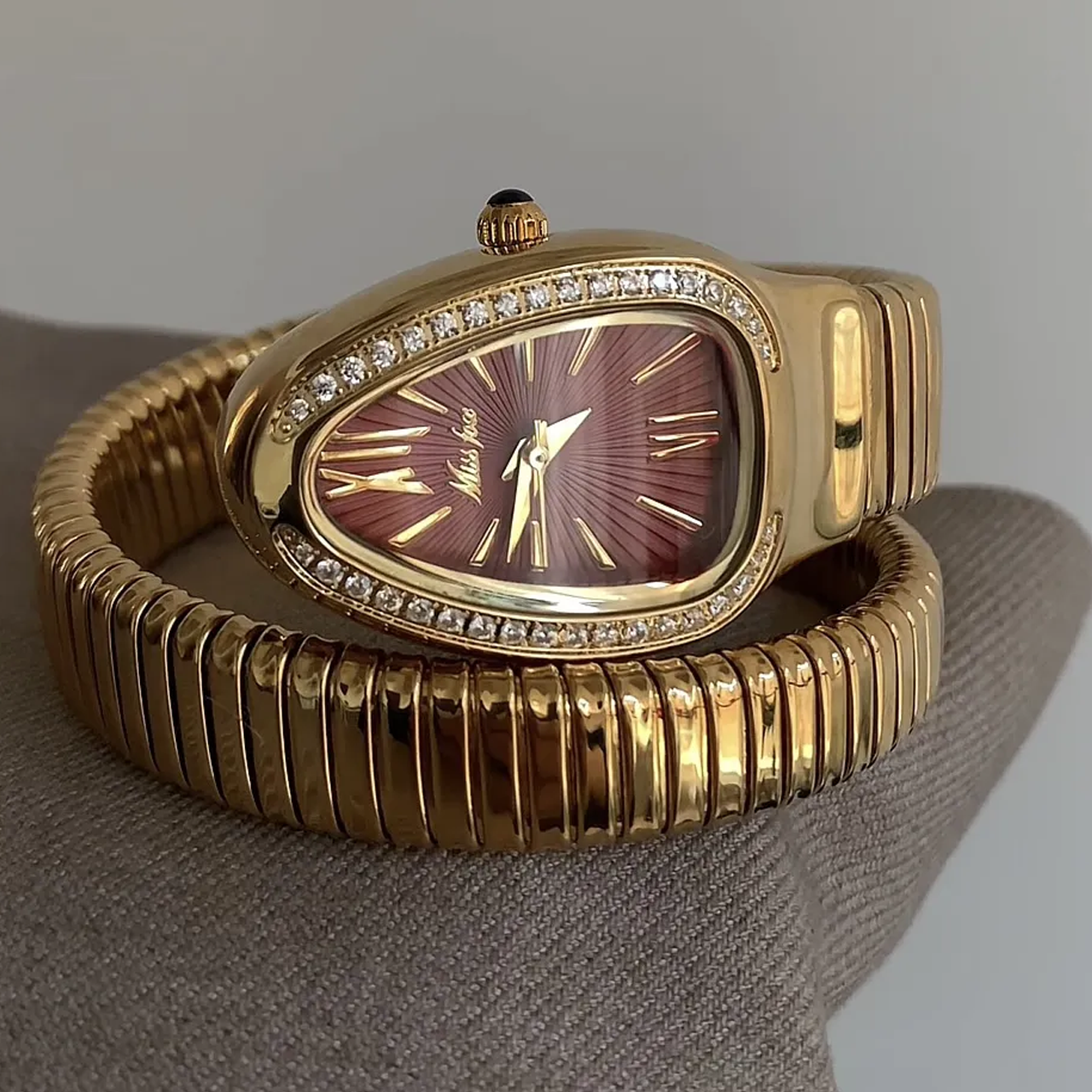 Golden Serpenti Timepiece – Red Dial and Diamond-Set Gold Bracelet
