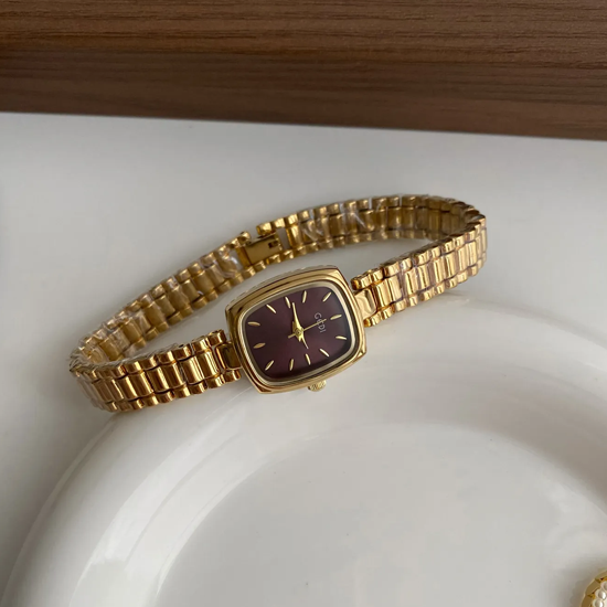Golden Charm – Rectangular Chain-Link Bracelet Watch