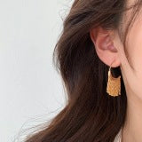 Earrings with bow-shaped tassel