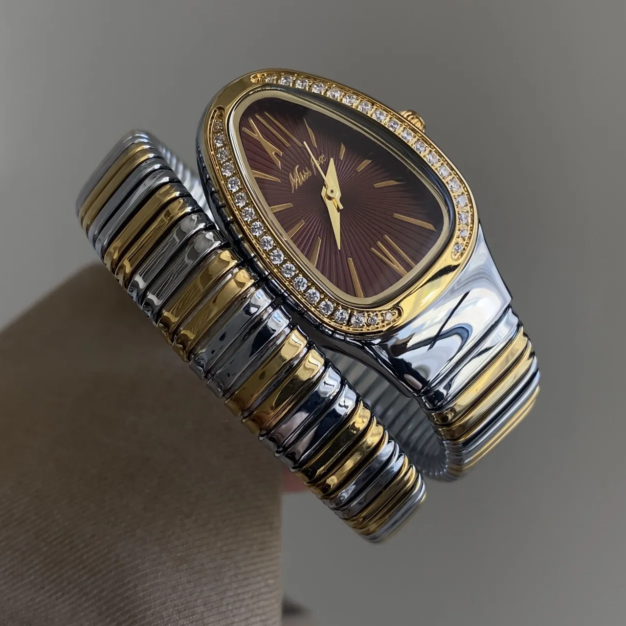 Angora Red Serpenti – Coiled Two-Tone Quartz Watch with Bold Dial