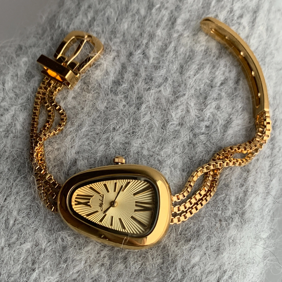 Golden Serpenti Timepiece – Quartz Watch with Steel Tassel Chain Design