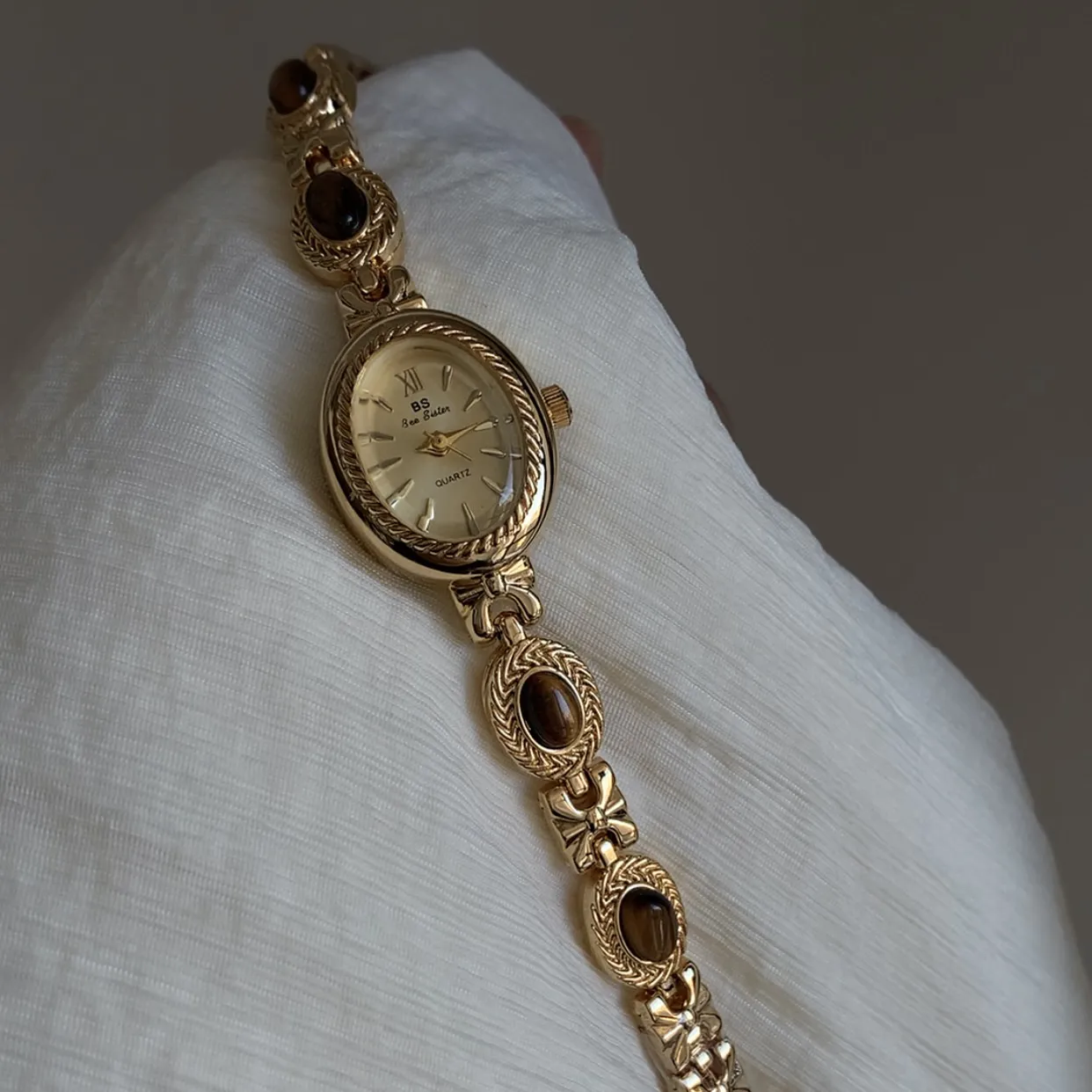 Crimson Elegance Timepiece – Quartz Watch with Tiger Eye Detailing