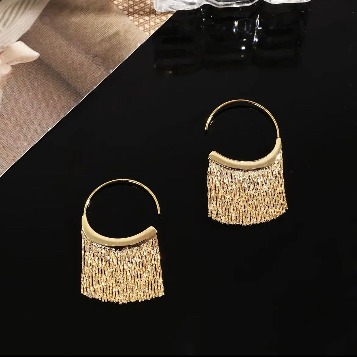 Earrings with bow-shaped tassel