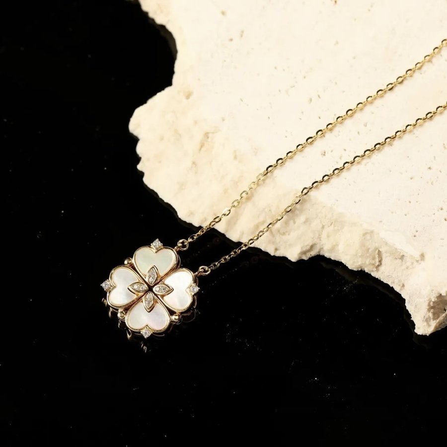 Euphony Clover: Elegant Pendant Necklace