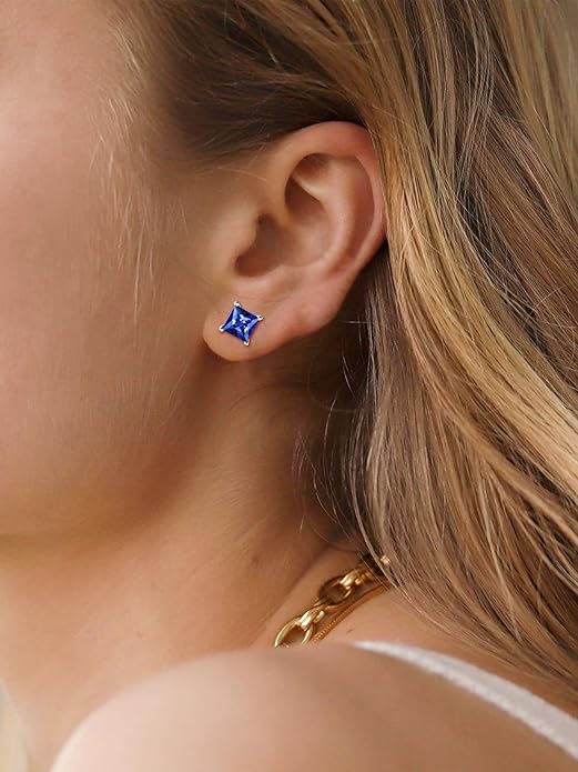 Minimalist stud earrings with princess-cut sapphire | White gold
