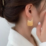 Earrings with bow-shaped tassel