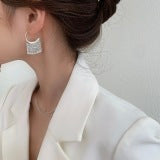 Earrings with bow-shaped tassel