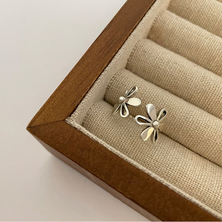 Silver flower ring