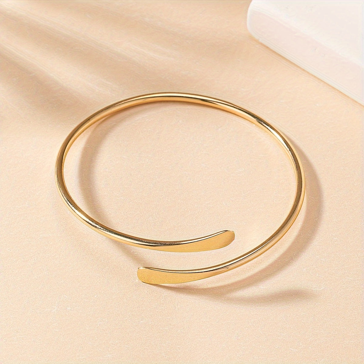 Minimalist Golden Bangle Bracelet Elegant Touch for Commute & Casual Style
