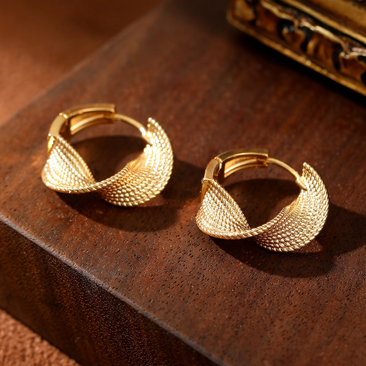 Sculpted Serenity Minimalist Wave Earrings with Golden Flow