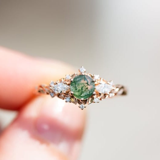 Round moss agate ring with labordiamond accent