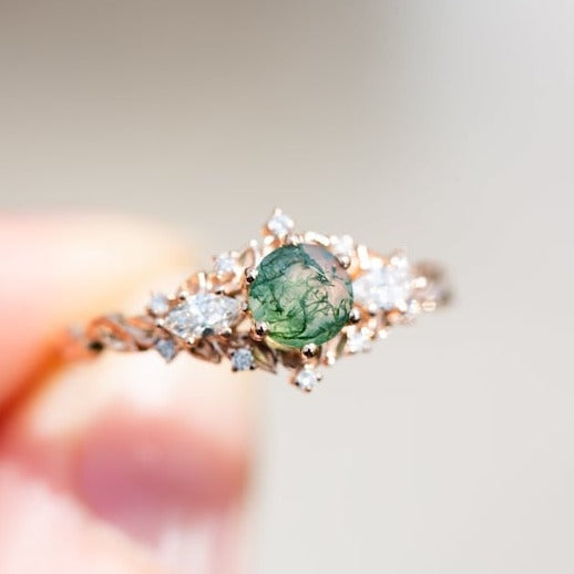 Round moss agate ring with labordiamond accent