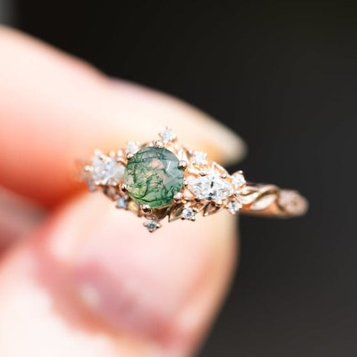 Round moss agate ring with labordiamond accent