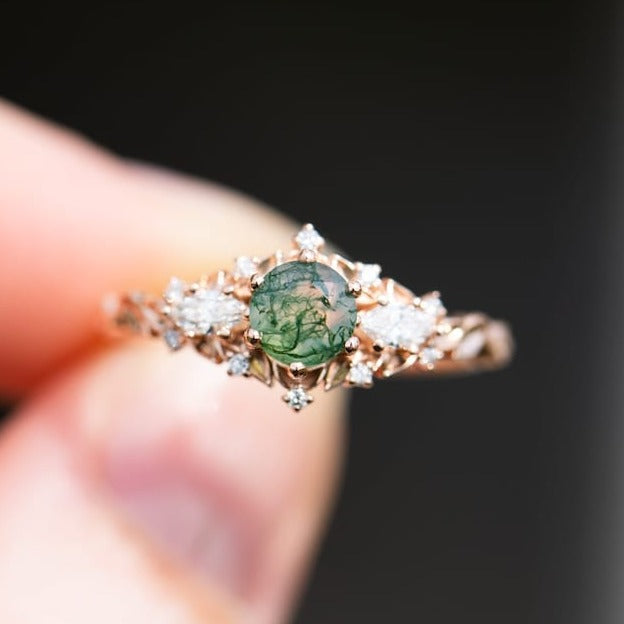 Round moss agate ring with labordiamond accent