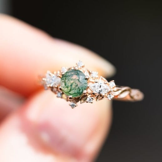 Round moss agate ring with labordiamond accent