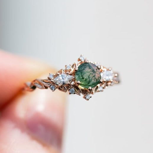 Round moss agate ring with labordiamond accent