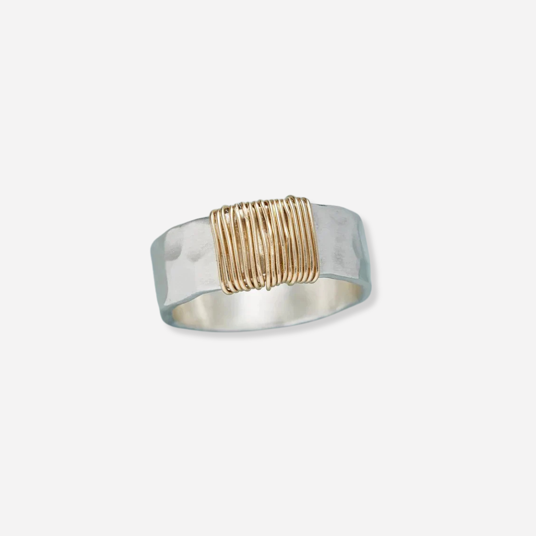 Dainty Loop Classic Gold Thread Ring