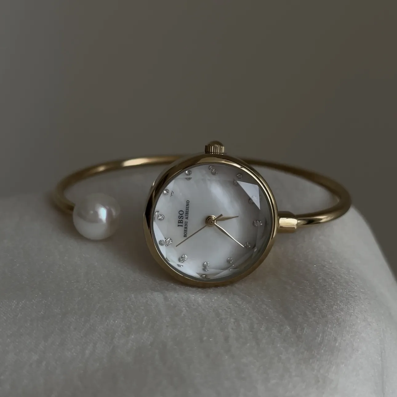 French Pearl – Luxe Gold Bangle Quartz Watch
