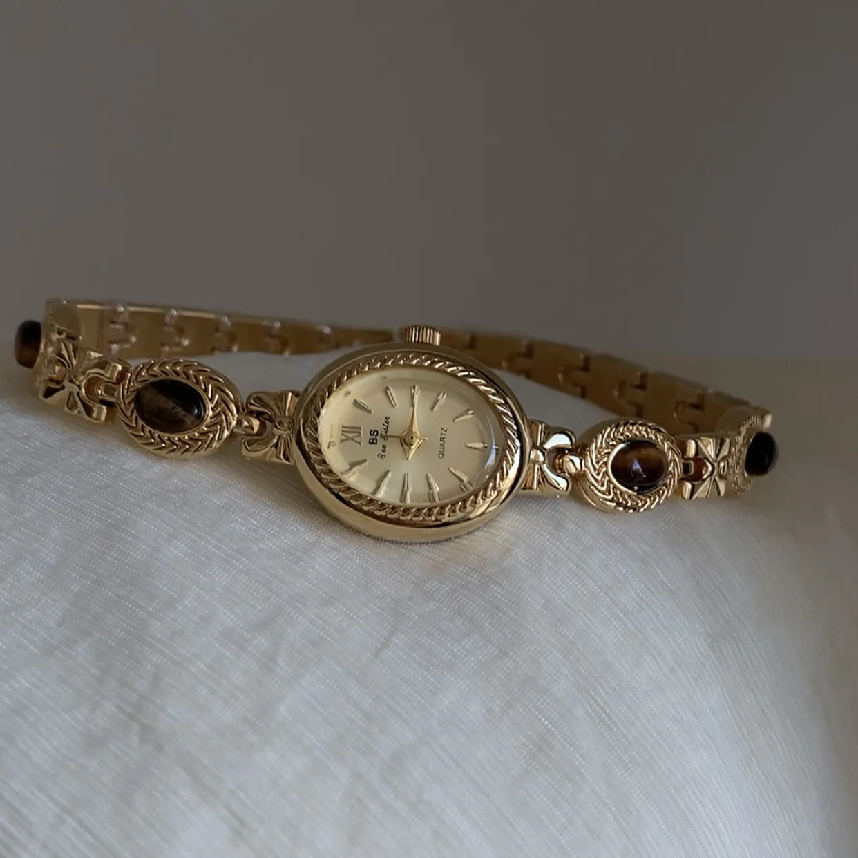 Crimson Elegance Timepiece – Quartz Watch with Tiger Eye Detailing