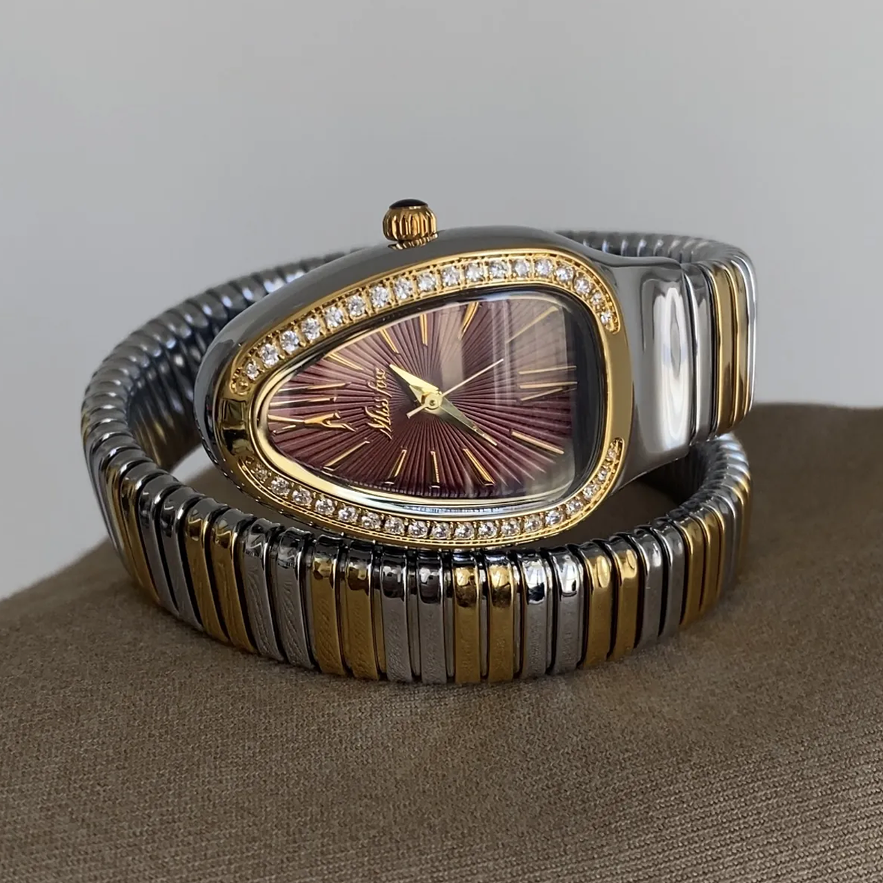 Angora Red Serpenti – Coiled Two-Tone Quartz Watch with Bold Dial