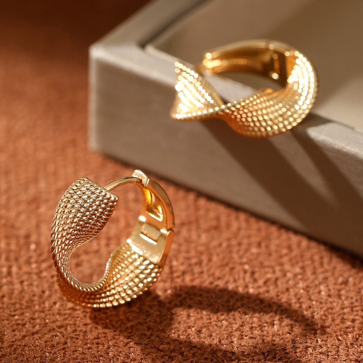 Sculpted Serenity Minimalist Wave Earrings with Golden Flow