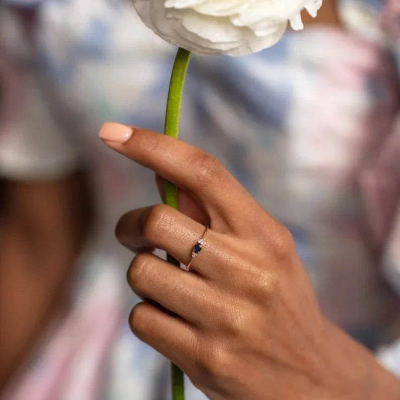 Elegant birthstone ring - Art Deco design