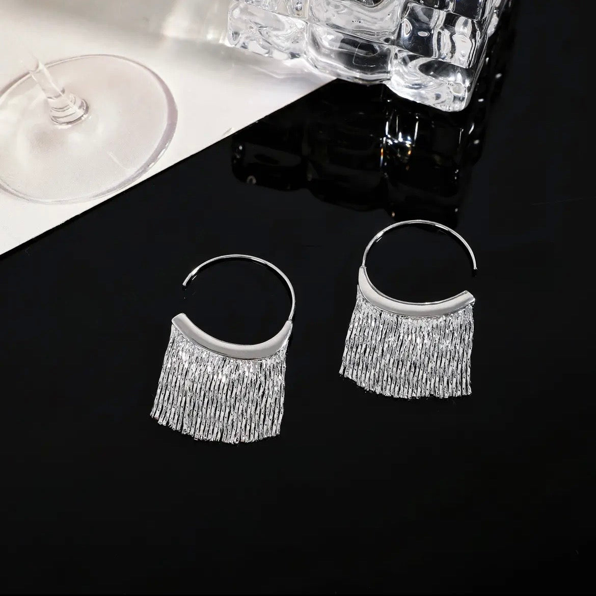 Earrings with bow-shaped tassel