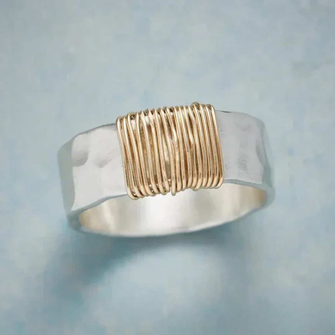 Dainty Loop Classic Gold Thread Ring