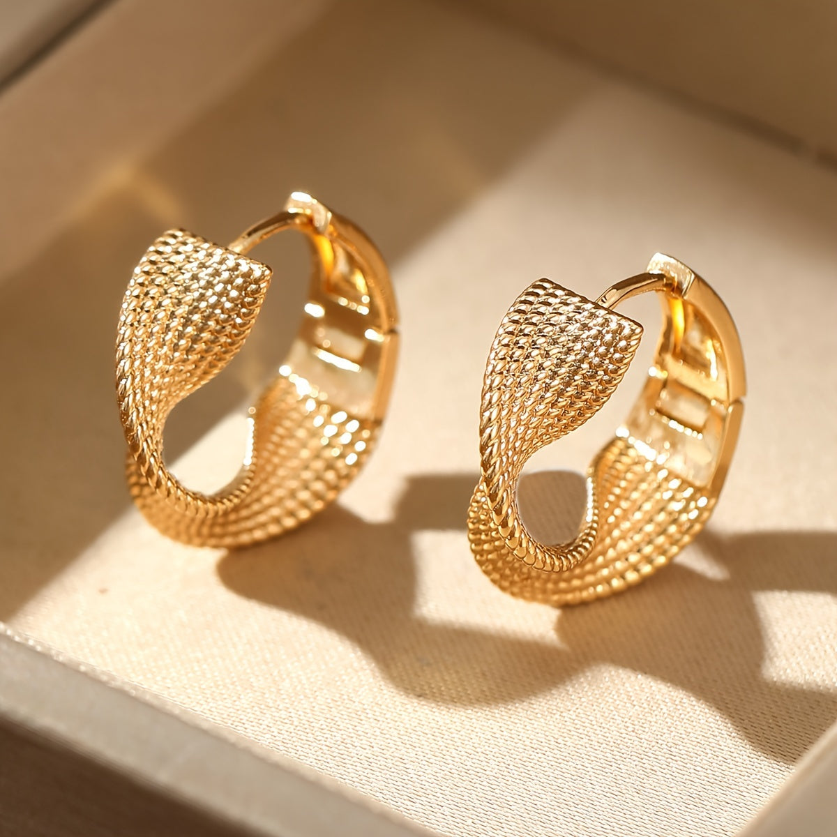 Sculpted Serenity Minimalist Wave Earrings with Golden Flow