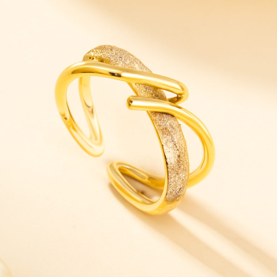 Sparkling ring with synthetic zirconia in elegant gold-colored copper