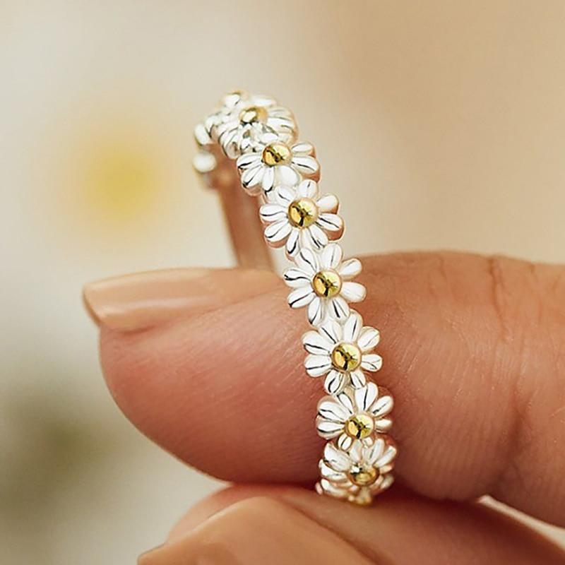 Adjustable Silver Daisy Ring – Hand-Painted Enamel Bloom
