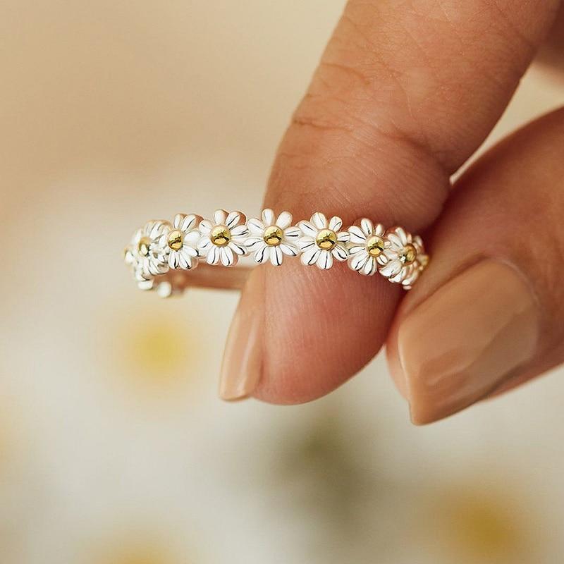 Adjustable Silver Daisy Ring – Hand-Painted Enamel Bloom