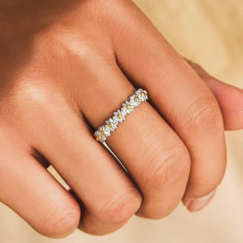 Adjustable Silver Daisy Ring – Hand-Painted Enamel Bloom