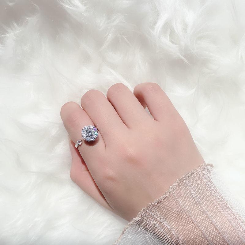 Tranquil Sparkle: Zirconia Spinner Ring