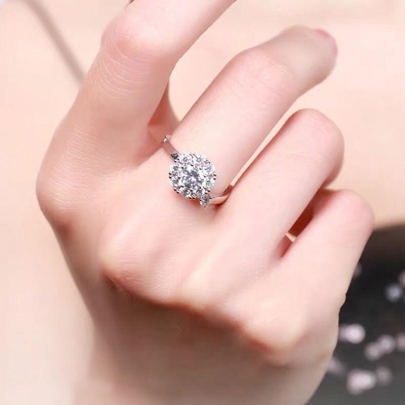 Tranquil Sparkle: Zirconia Spinner Ring