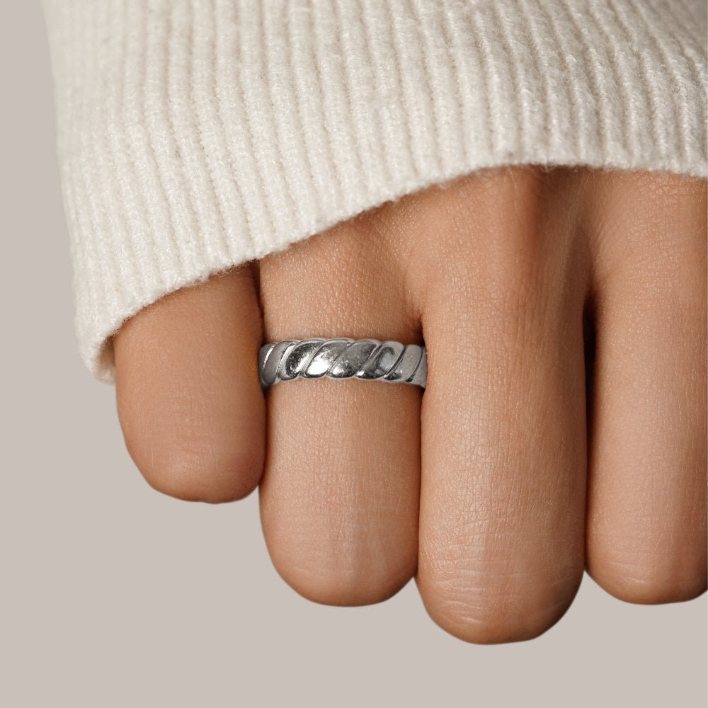 Calira - Twisted infinity Silver Ring