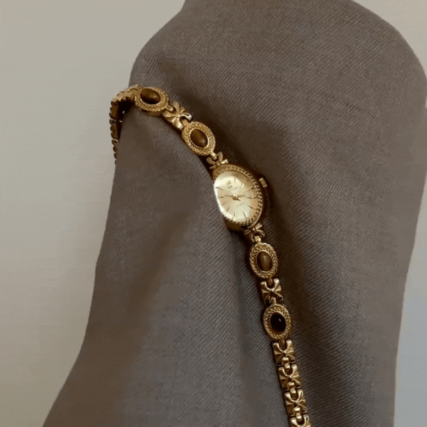 Crimson Elegance Timepiece – Quartz Watch with Tiger Eye Detailing