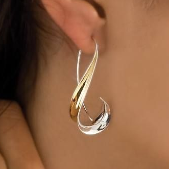 Golden Cascade – Luxury Dangling Earrings in Polished Gold