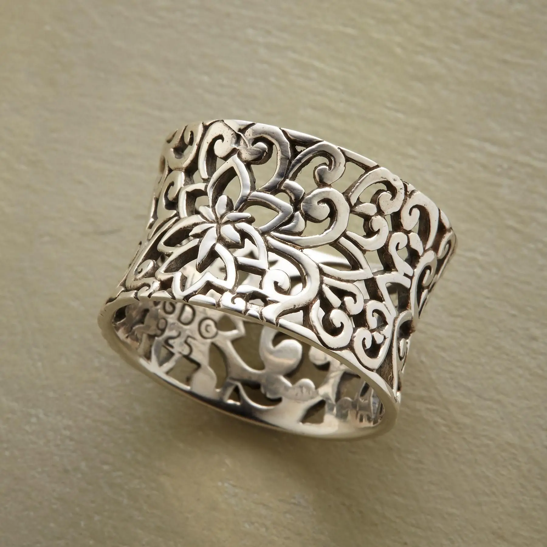 Bonnie - Vintage Hollow Ring in Silver