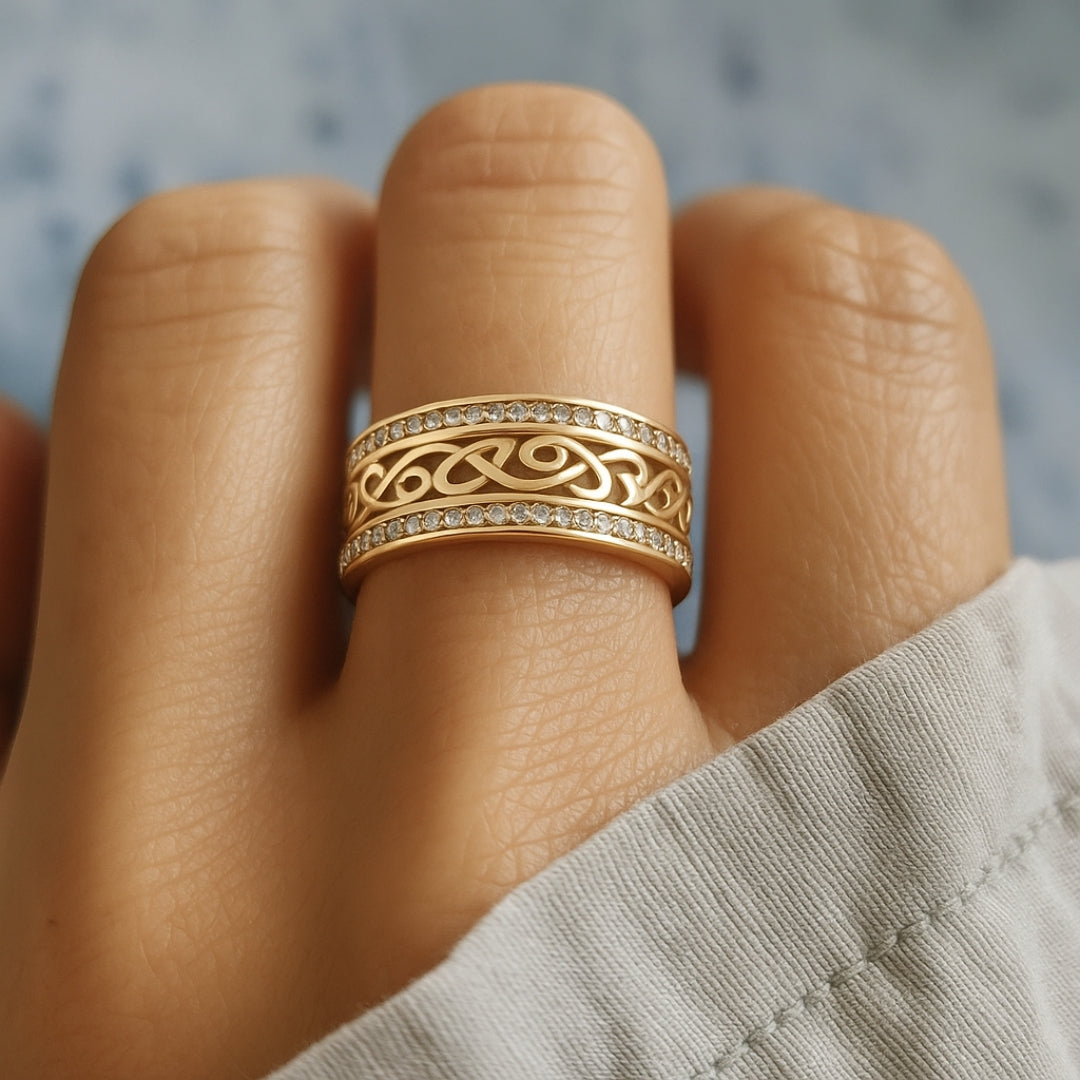 Bright Hollow Gold Ring – Light, Luminous, Effortlessly Bold